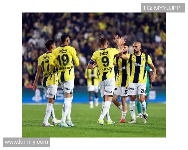 足球球星原相机记录赛场真实瞬间与独特个人魅力展现